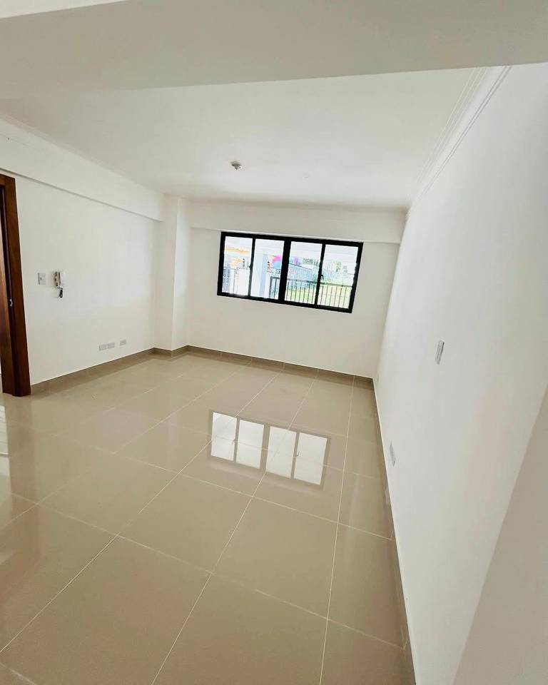 Apartamento Primer Nivel con Patio, 2 Habitaciones y 2 Parqueos de Venta en la Urb. Jardines del Sur, Av. Hispanoamericana!