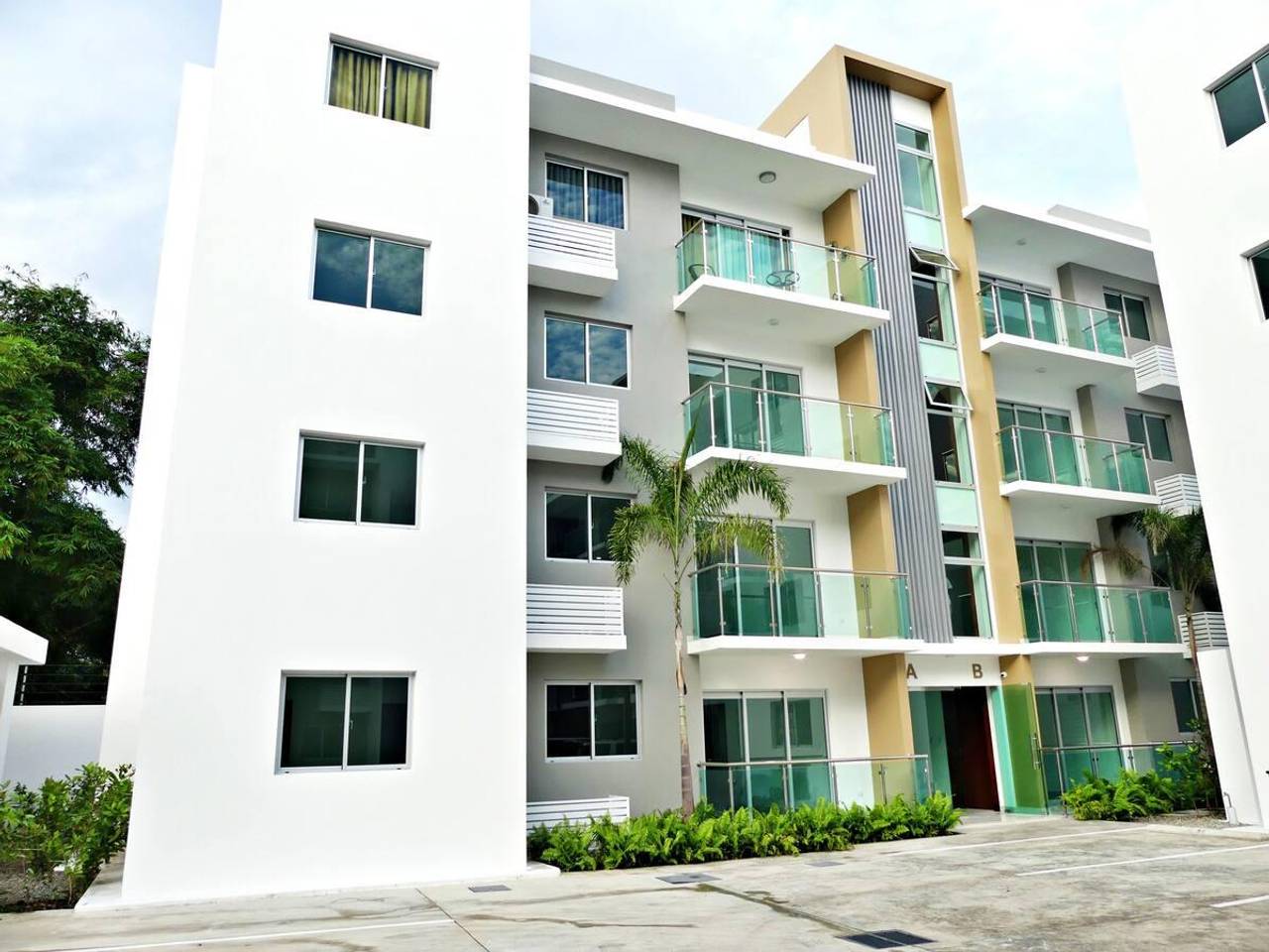 Delicados Apartamentos de 3 Habitaciones y 2 Parqueos de Venta en Proyecto con Piscina y Terraza próximo a Los Laureles!