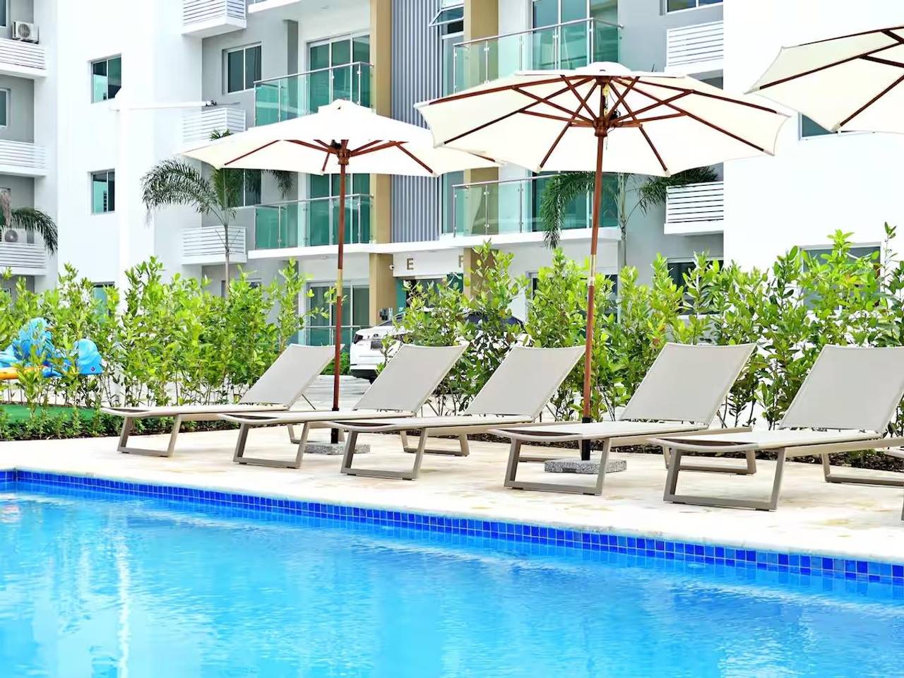 Delicados Apartamentos de 3 Habitaciones y 2 Parqueos de Venta en Proyecto con Piscina y Terraza próximo a Los Laureles!