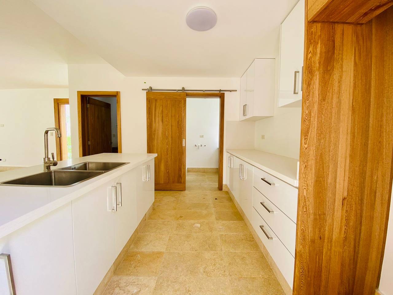 Hermosa Villa de Playa con 2 Habitaciones y Piscina de Venta en Playa Dorada!