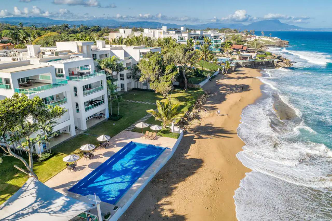 Apartamento de 3 Habitaciones con Vista al Mar de Venta frente a Playa Semi-Privada de Sosúa!