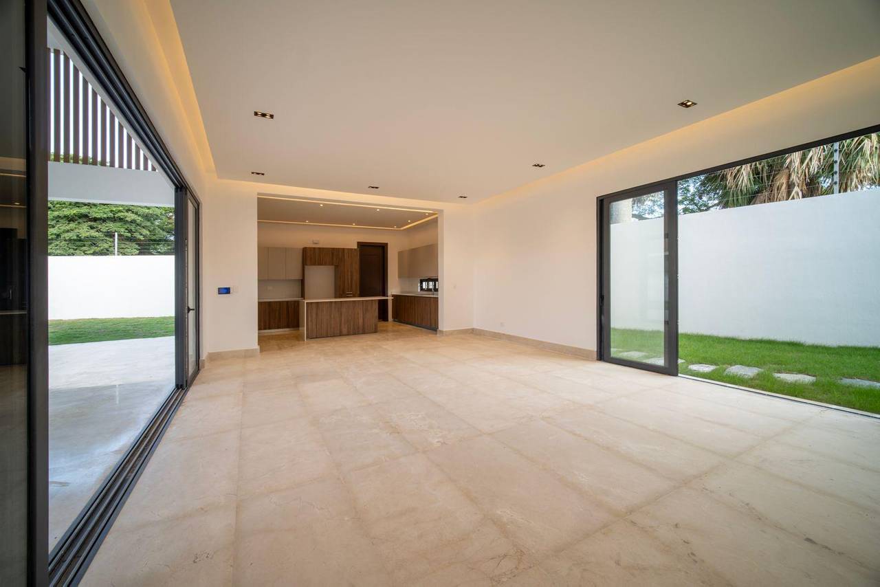 Hermosa Casa de 4 Habitaciones con Dormitorio en Planta Baja y un Amplio Patio de Venta en Las Carmelitas!