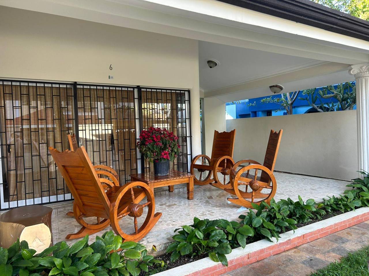 Grandiosa Casa de 4 Habitaciones con Amplio Patio y Terraza de Venta frente a las Quintas de Pontezuela!