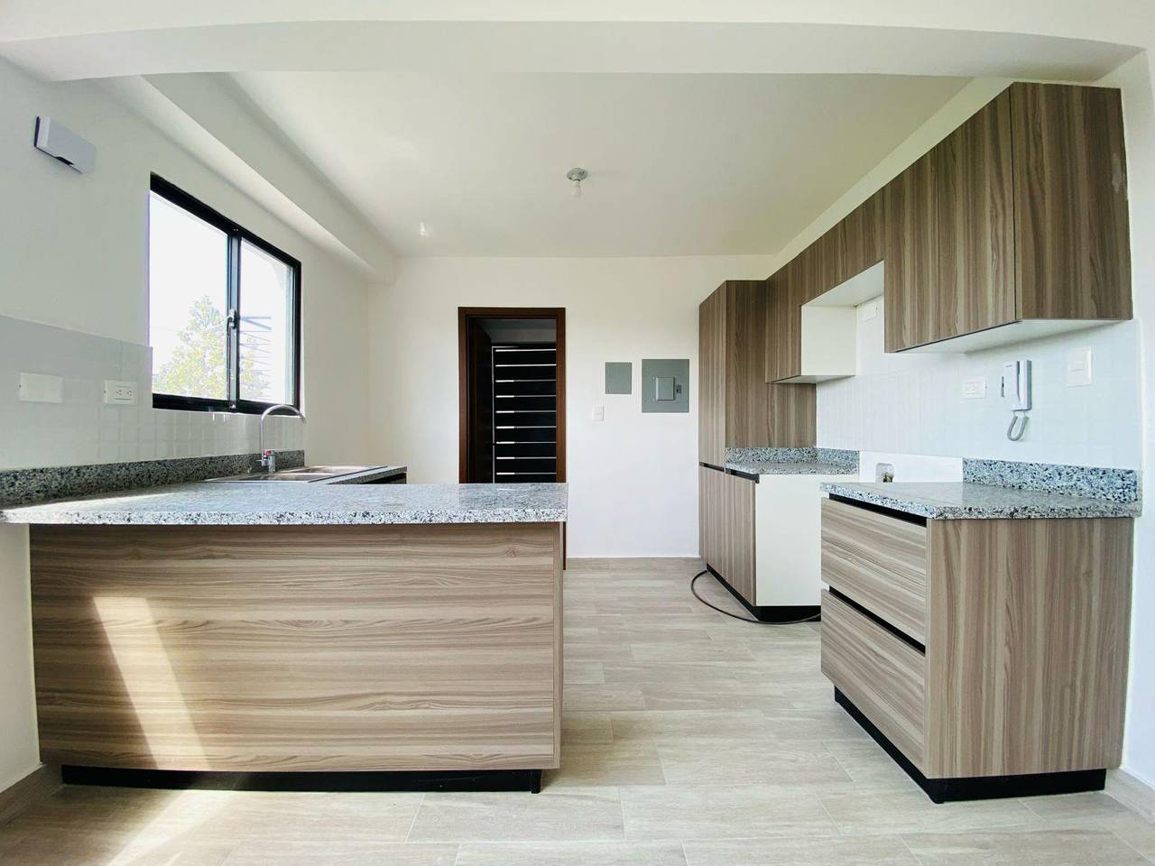 Moderno Apartamento Primer Nivel con Patio Privado de Venta en Proyecto con Piscina y Terraza Amueblada en Don Pedro!