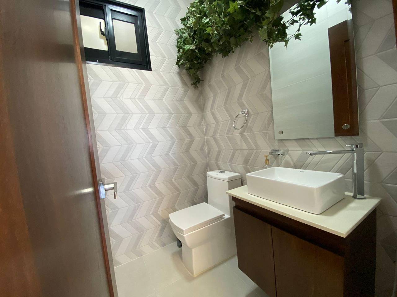 Moderno y Amplio Apartamento en 6to Nivel con 3 Habitaciones y 2 Parqueos de Venta en Cerros de Gurabo!