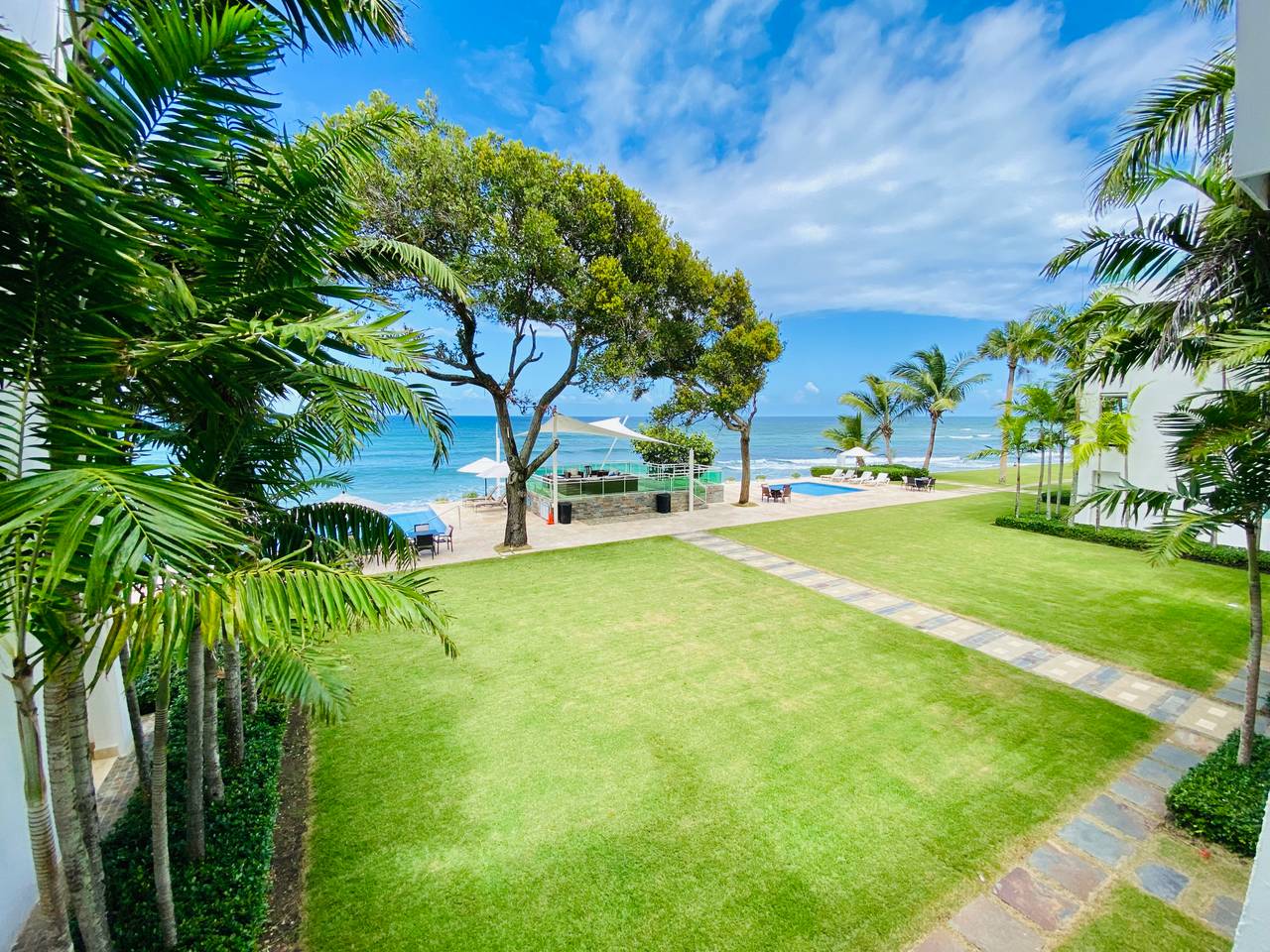 Apartamento de 3 Habitaciones con Vista al Mar de Venta frente a Playa Semi-Privada de Sosúa!