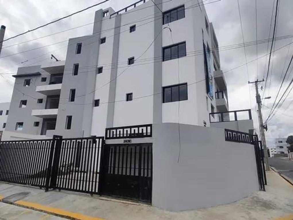 Apartamento Primer Nivel con Patio, 2 Habitaciones y 2 Parqueos de Venta en la Urb. Jardines del Sur, Av. Hispanoamericana!