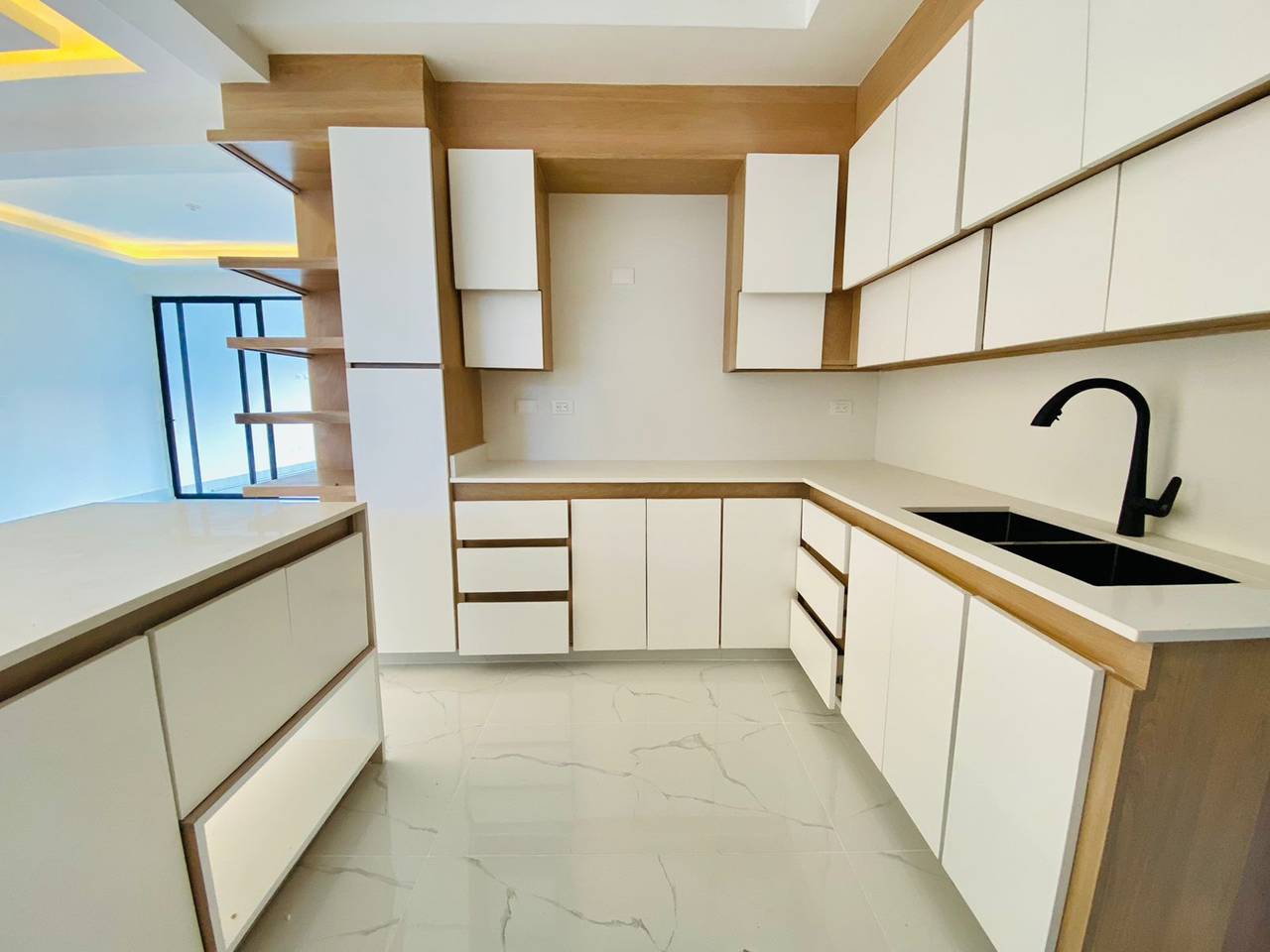 Moderna Casa con 4 Habitaciones y Patio con Terraza de Venta en Urbanización Privada de los Llanos de Gurabo!