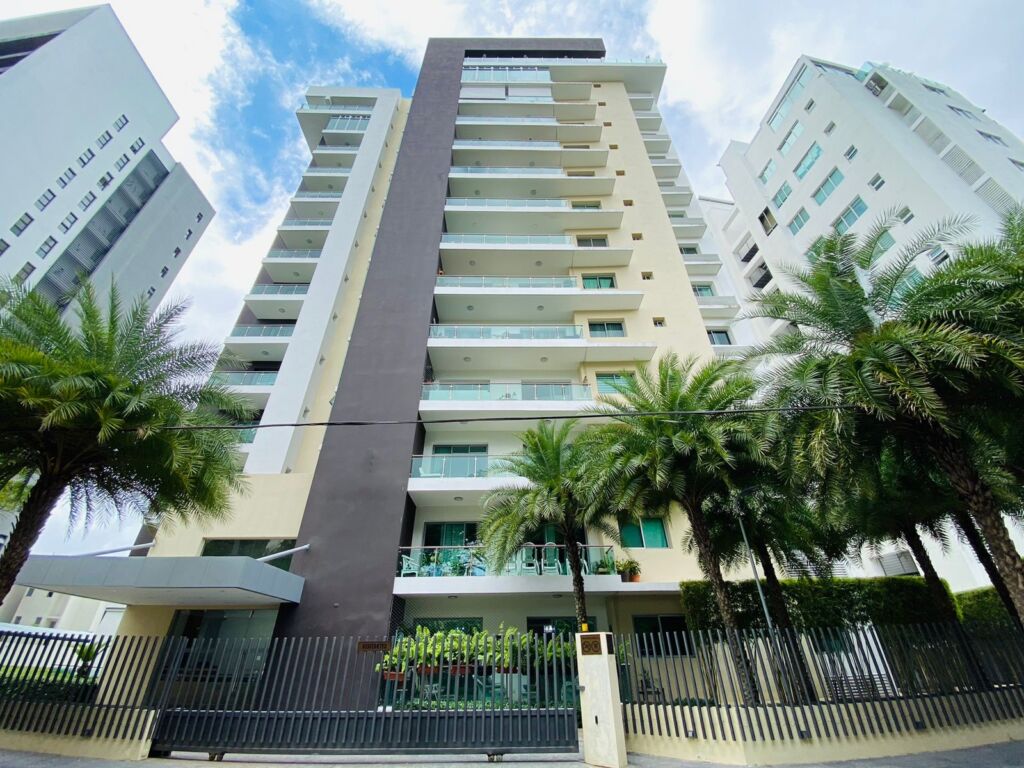 Elegante y Moderno Apartamento con 3 Habitaciones, Piscina Climatizada y Gimnasio Equipado de Venta en La Esmeralda!
