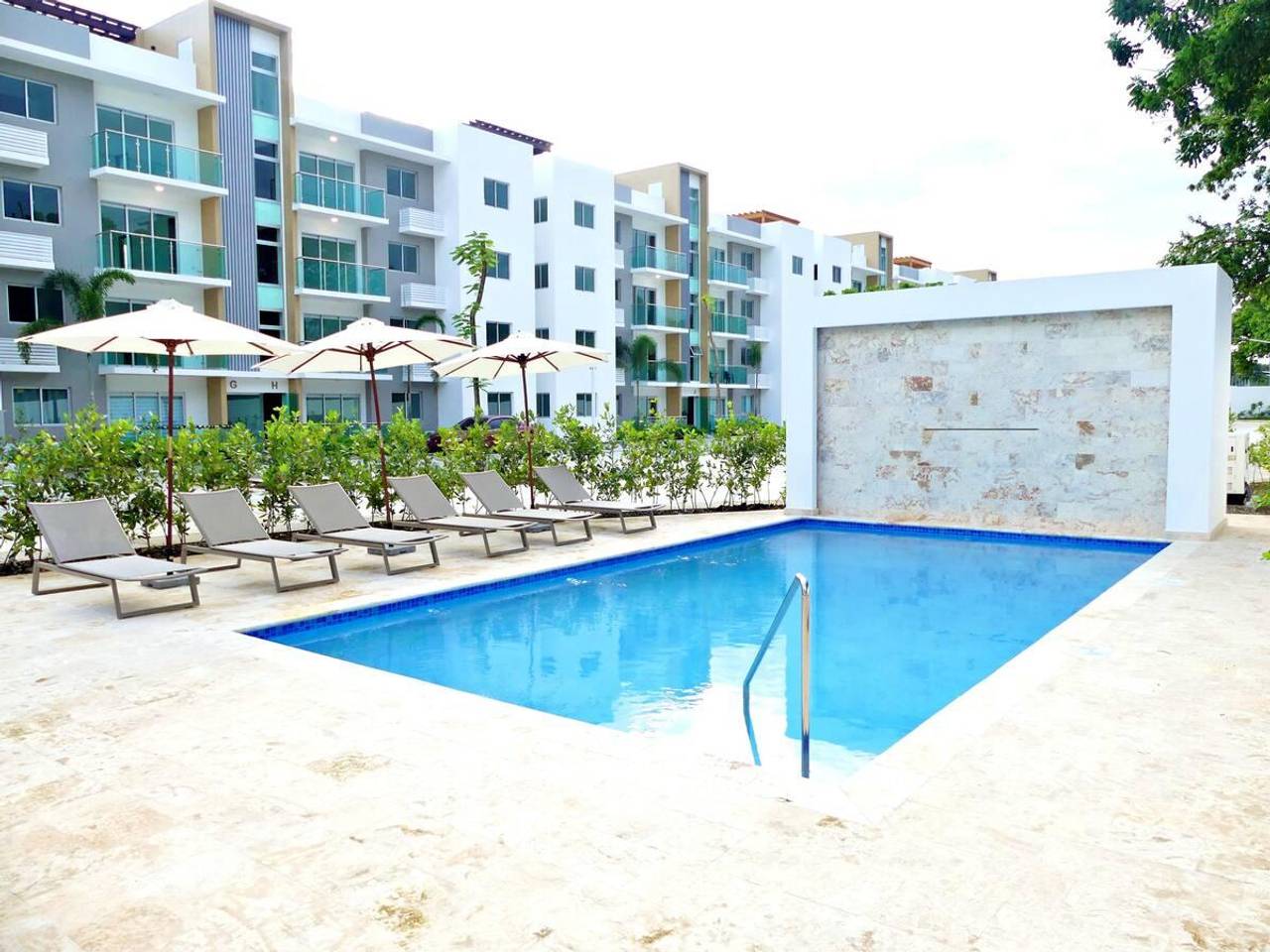 Delicados Apartamentos de 3 Habitaciones y 2 Parqueos de Venta en Proyecto con Piscina y Terraza próximo a Los Laureles!