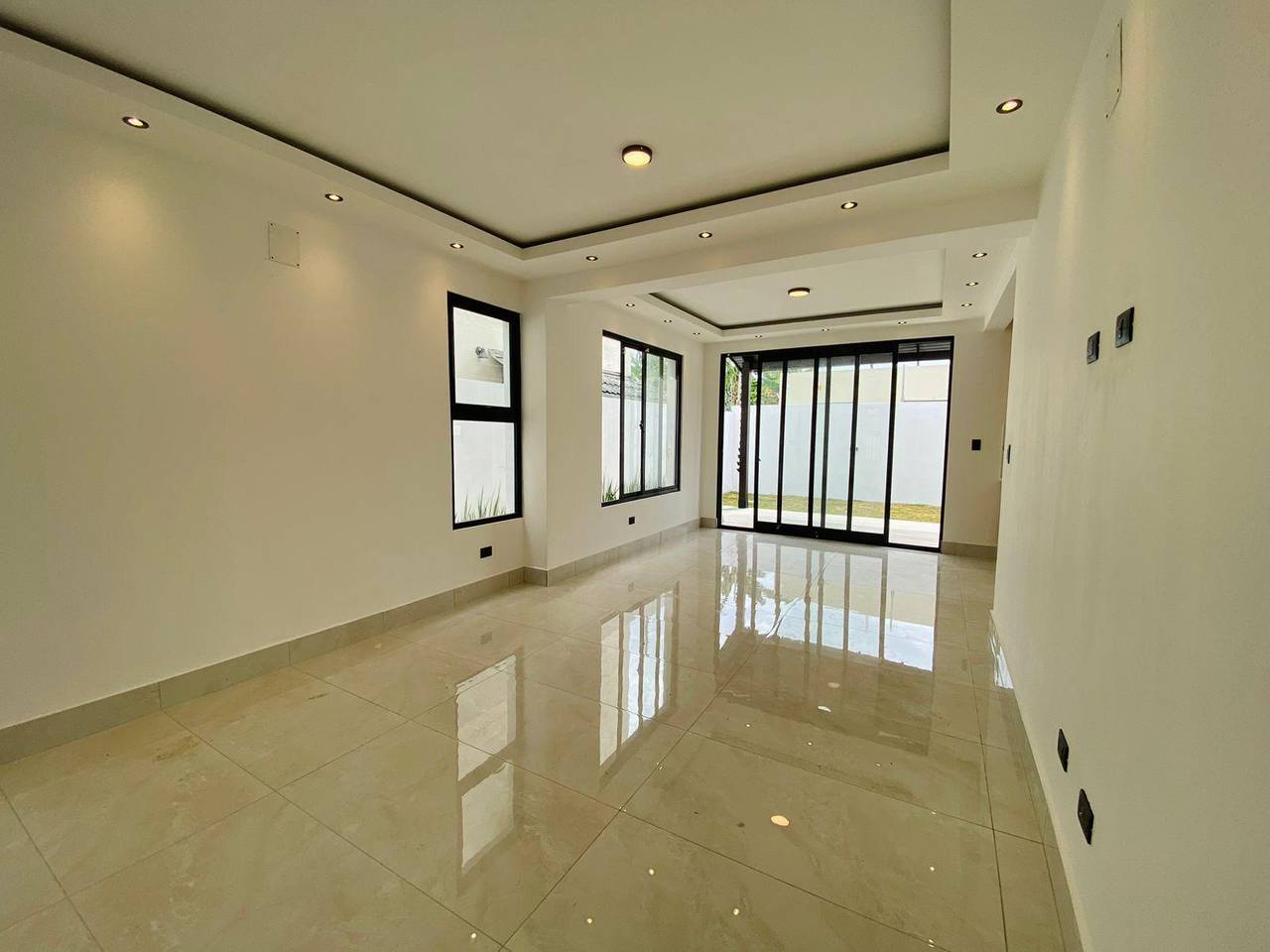 VENDIDA_Nueva y Preciosa Casa de 3 Habitaciones y Patio con Terraza de Venta en Urb. Palmas del Valle!