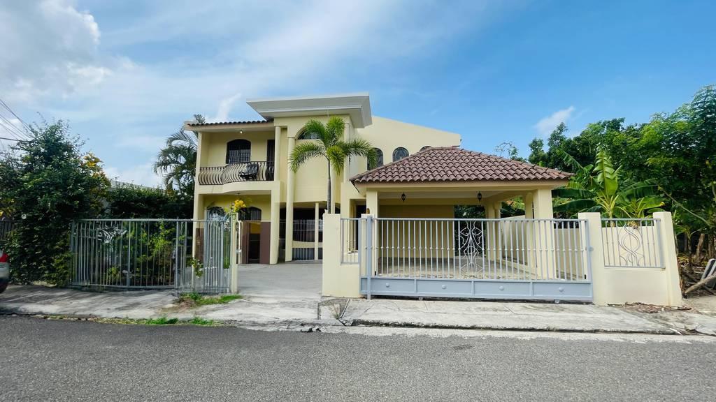 Magnífica Casa Atemporal con 4 Habitaciones + Estudio/Oficina de Venta en la Urbanización Miami, Av. Rafael Vidal!