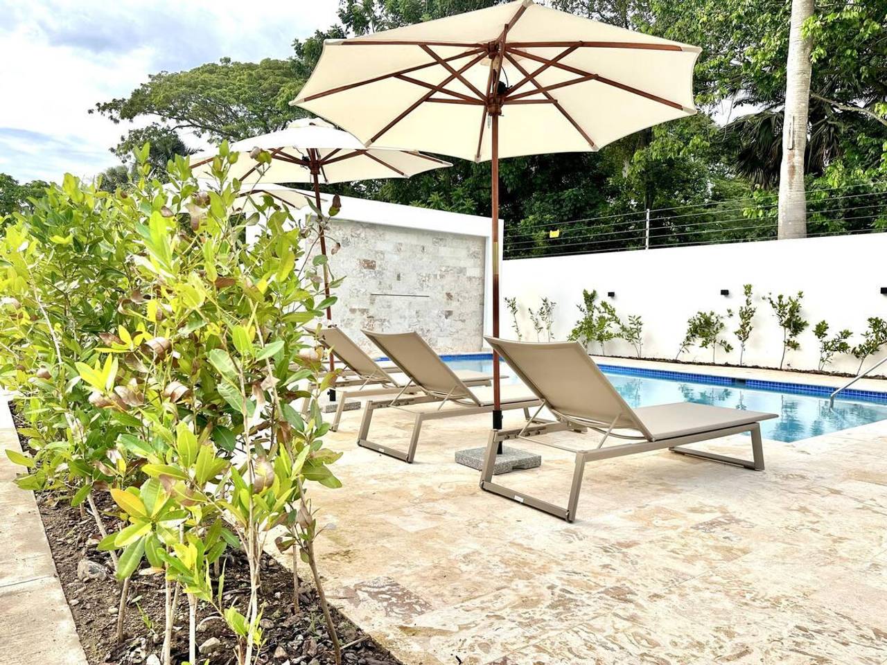 Delicados Apartamentos de 3 Habitaciones y 2 Parqueos de Venta en Proyecto con Piscina y Terraza próximo a Los Laureles!