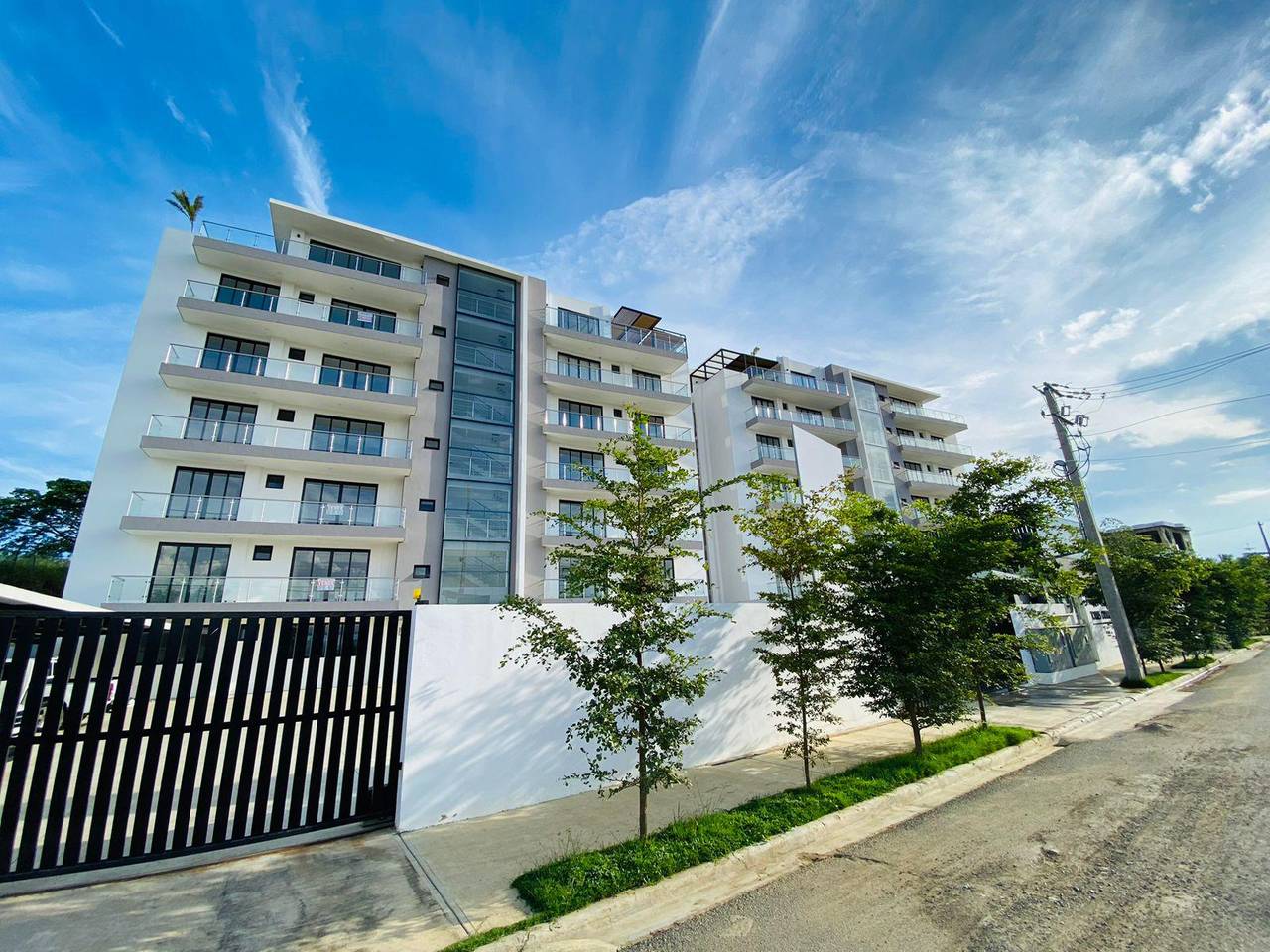 Amplios y Elegantes Apartamentos de 3 Habitaciones con Area Social Amueblada de Venta en la Urb. Thomen, Av. Hispanoamericana!