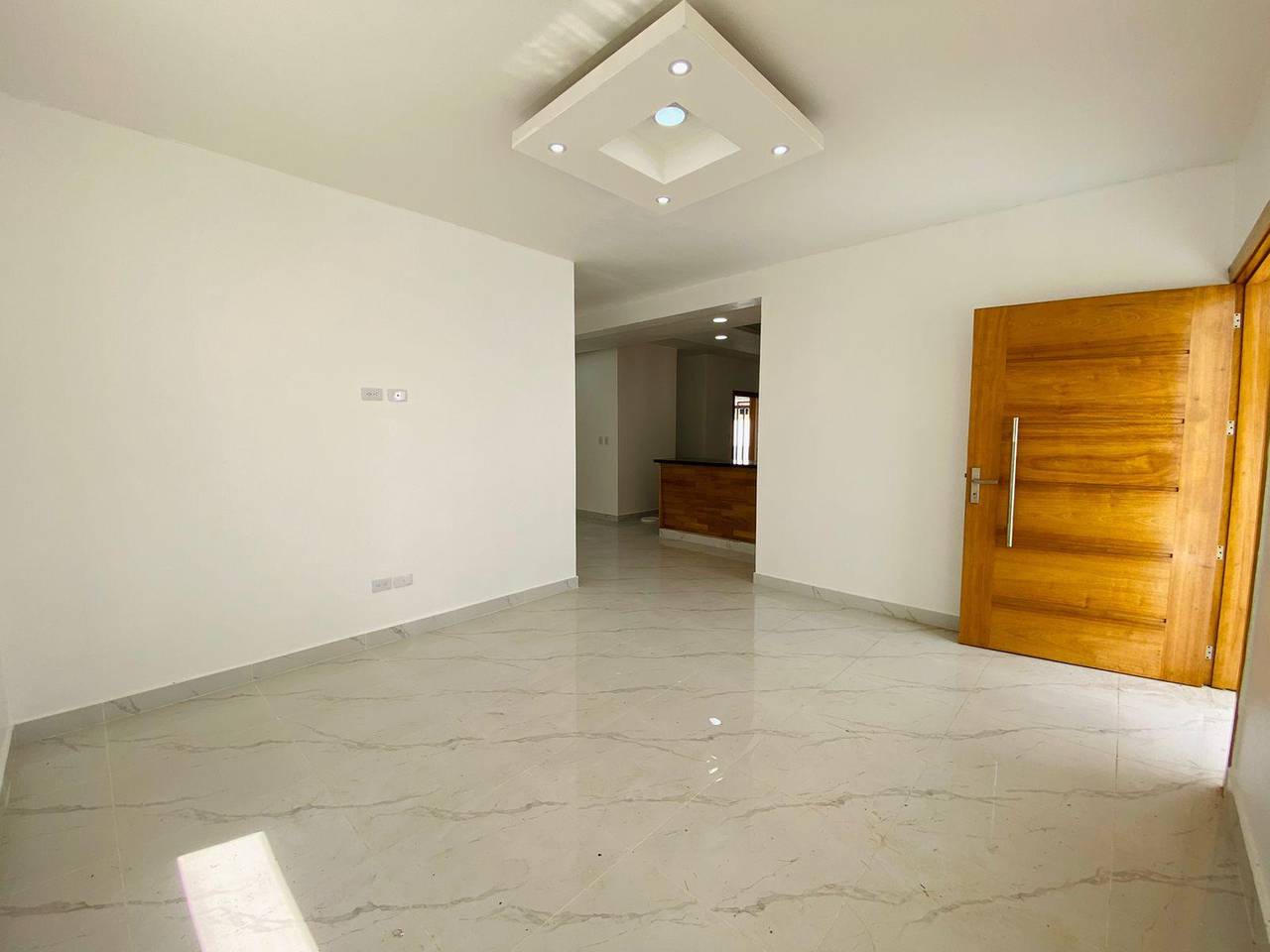 Fantástica Casa con 3 Habitaciones y Patio Trasero de Venta en Residencial Cerrado de los Llanos de Gurabo!