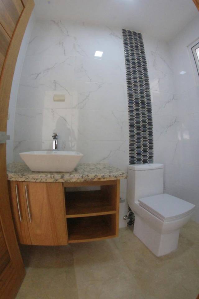 Majestuosa Casa de Lujo con 4 Habitaciones y Piscina de Venta en Residencial Cerrado de los Llanos de Gurabo!