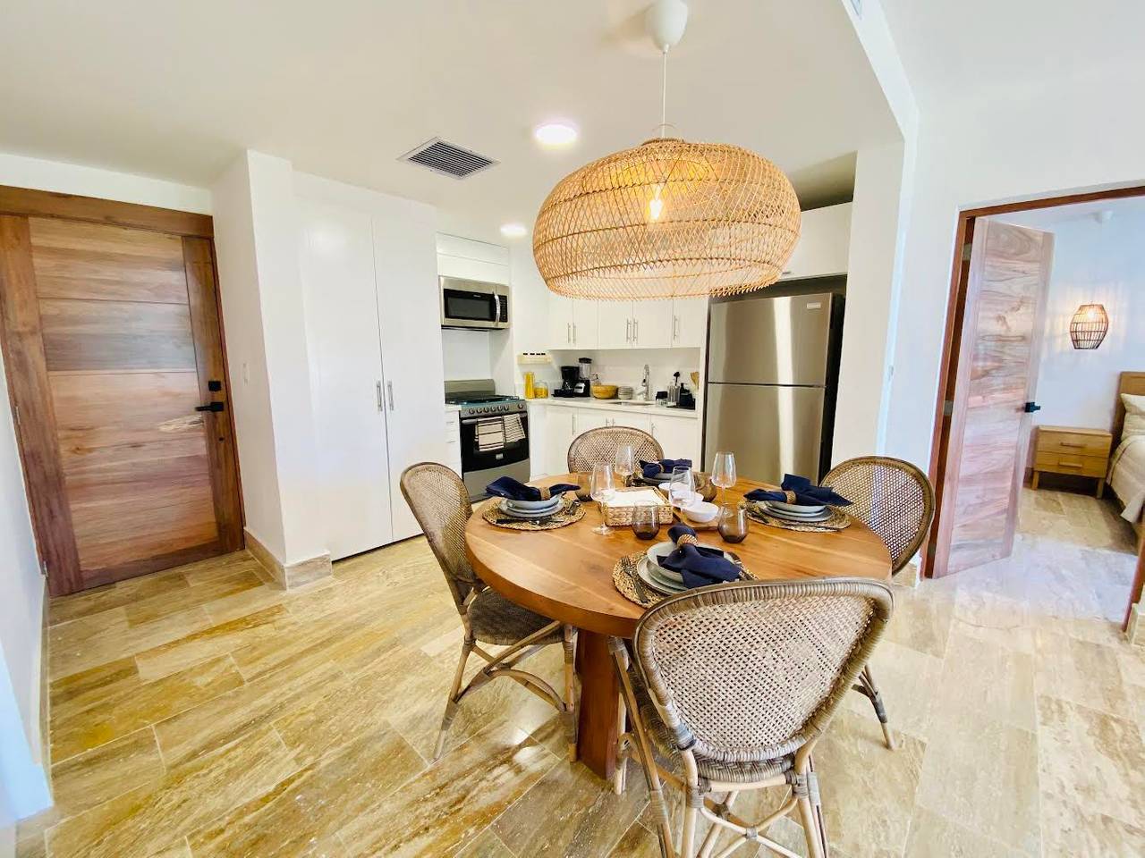Nuevos Apartamentos de 2 Habitaciones de Venta en Torre frente al Campo de Golf de Playa Dorada!