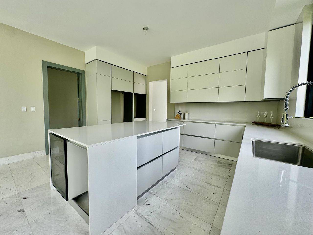 Moderna Casa de Lujo con 4 Habitaciones y un Inmenso Patio Verde de Venta en Las Carmelitas!